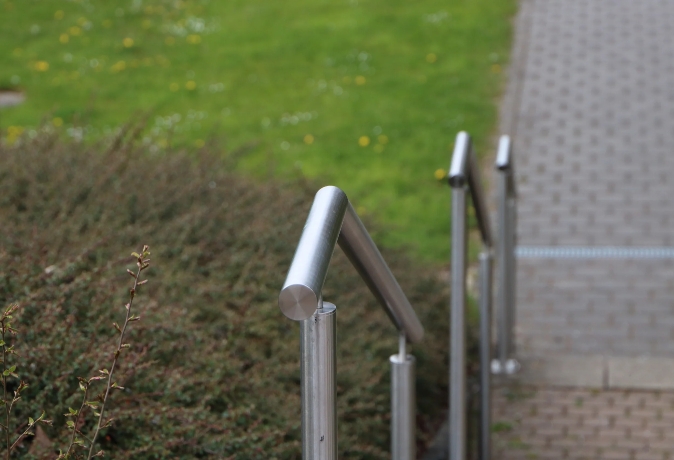 Dieses stabile Treppengeländer aus Stahl überzeugt durch seine schlichte Optik, hohe Funktionalität und langlebige Verarbeitung.